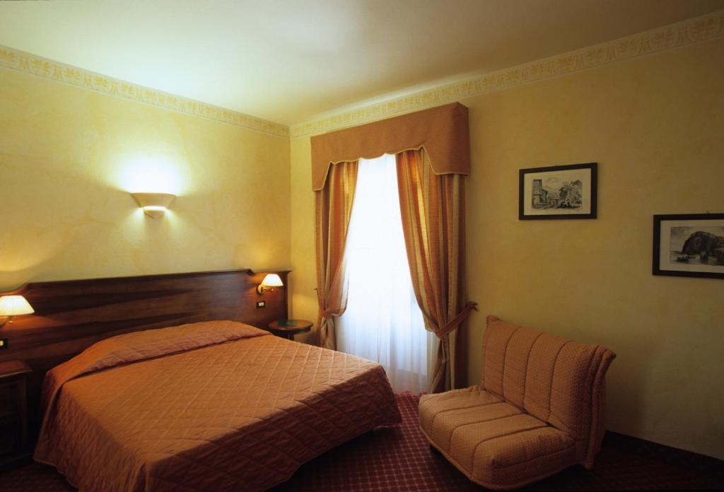 Hotel Bambolo Кастането Кардучи Стая снимка