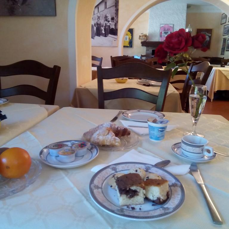 Hotel Bambolo Кастането Кардучи Екстериор снимка